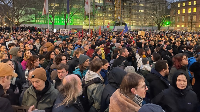 In Freiburg auf dem Platz der Alten Synagoge hat eine große Demo gegen Rechts stattgefunden.