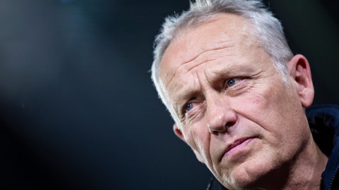 Freiburgs Ex-Trainer Christian Streich sorgt sich um die Demokratie im Land. Er ruft dazu auf, die liberale Demokratie zu verteidigen. 