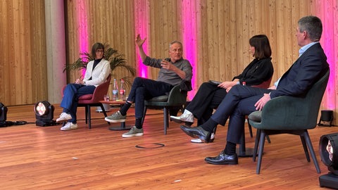 Christian Streich im Gespräch mit Wirtschaftsvertreterinnen und -vertretern bei der Freiburger Firma Jobrad. Mehr als 200 Menschen verfolgten den Austausch im Publikum. 