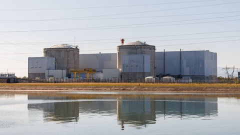 Das französische Atomkraftwerk Fessenheim steht am Ufer des Rheinseitenkanals.