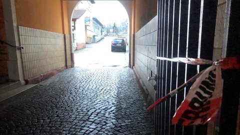 Nur wenige Schritte hinter diesem Torbogen an der Offenburger Hauptstraße wurde die Frau am Dienstagabend mit schweren Verletzungen gefunden.