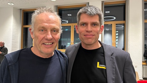 Der ehemalige SC Trainer, Christian Streich, und Oberstaatsanwalt Klaus Hoffmann beim Benefizabend für die Traumahilfe in Lviv.