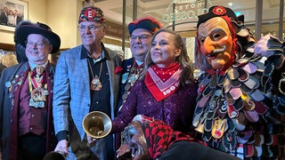 Regina Halmich bei der Verleihung der Goldenen Narrenschelle 2025 im Europa Park in Rust. Auf dem Bild von links zu sehen: Roland Wehrle, Roland Mack, Roland Haag, Regina Halmich, zwei Narren