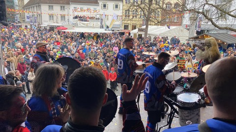 Eine große Party: Die Gugge-Musikerinnen und -musiker spielen stundenlang vor tanzwilligem Publikum auf dem Lörracher Marktplatz. 