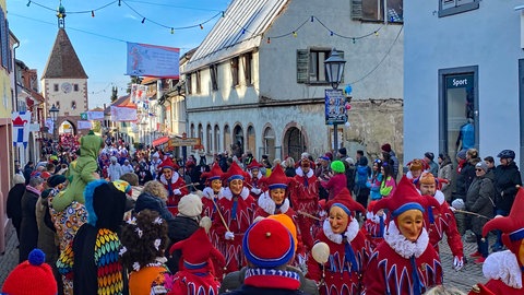 Bei schönstem Wetter ziehen in Endingen am Kaiserstuhl am Fasnachtssonntag mehrere Hundert Jokili durch die Innenstadt