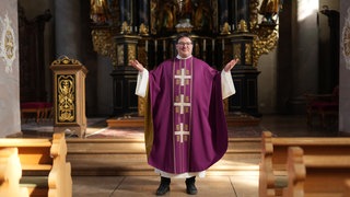 Pfarrer Frederik Reith steht in der Kirche St. Ullrich in Obereschach (Kreis Villingen-Schwenningen)