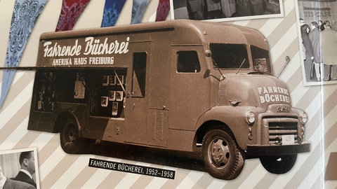 Archivbild des Bücherbusses des Freiburger Amerikahauses aus den 1950-er Jahren