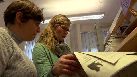 Bibliothekarin Victoria Zander und Direktorin Friederike Schulte im Freiburger Carl-Schurz-Haus 