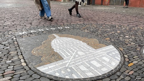 Mosaik mit Stadtwappen der US-Partnerstadt Madison auf dem Freiburger Rathausplatz