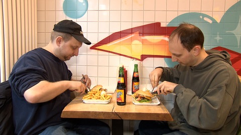 Essen gehen ist deutlich teurer geworden. Und das nicht nur im Nobel-Restaurant. Auch für Fast Food muss man deutlich mehr Geld ausgeben - vor allem für den beliebten Hamburger.