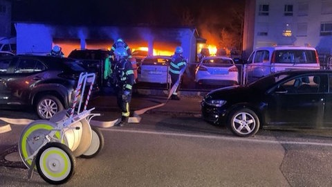 Beim Malteser Hilfsdienst in Freiburg haben am frühen Morgen mehrere Fahrzeuge gebrannt. Die Feuerwehr vermutet Brandstiftung.