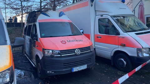 Verbrannte Wagen des Malteser Hilfsdienstes in Freiburg. Die Feuerwehr vermutet Brandstiftung.
