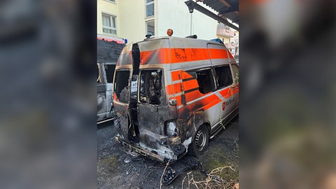 Ein verbrannte Wagen des Malteser Hilfsdienstes in Freiburg. Die Feuerwehr vermutet Brandstiftung.