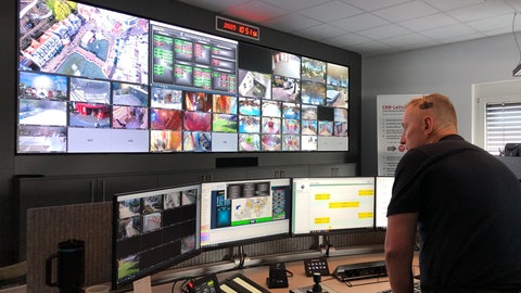 Monitore in der neuen Sicherheitszentrale des Europa-Parks