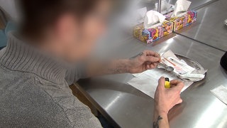 Ein Nutzer im Drogenkonsumraum der Freiburger Drogenhilfe