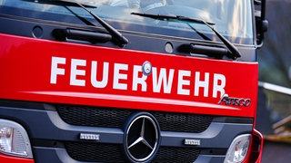 Man sieht ein Feuerwehrauto ganz nah.