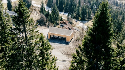 Die Aufnahme von oben zeigt das neue Holzgebäude der Bergwacht im Schwarzwald.