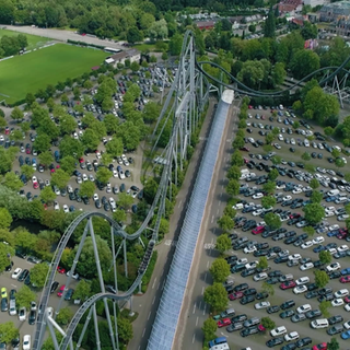 Der Europa-Park: Achterbahnen umgeben von vielen Parkplätzen.