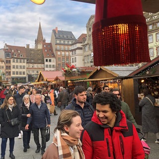 Erste Besucherinnen und Besucher auf dem Straßburger Weihnachtsmarkt 2024