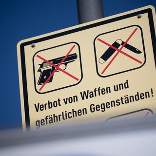 Verbotsschild einer Waffen- und Messerverbotszone (Symbolbild).