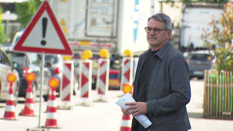 Kehls Oberbürgermeister Wolfram Britz steht an der Grenze nach Strasbourg, wo sich der Verkehr staut.