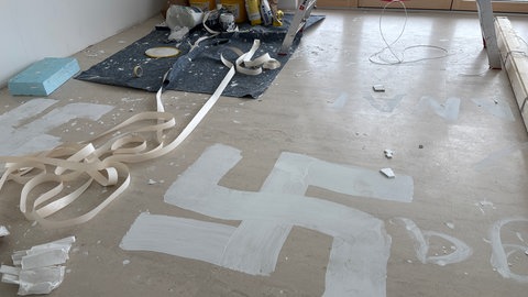 Ein Hakenkreuz ist auf den Fußboden des neuen Pflegeheims geschmiert worden