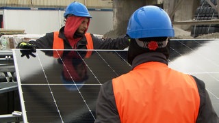 Solarmodule werden verschraubt.