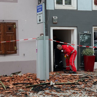 Nach dem Großbrand in der Villinger Innenstadt bleibt eine Frage noch unbeantwortet: Wie konnte das Feuer ausbrechen? Kriminaltechniker betreten eines der beschädigten Häuser.