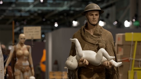 Auch die vielen Kriege weltweit werden auf der Art Basel 2025 nicht ignoriert - wie hier mit einem Soldaten, der ein Baby im Arm hält.