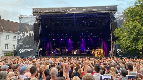 Ein Konzert auf dem Marktplatz in Lörrach während des Stimmen-Festivals