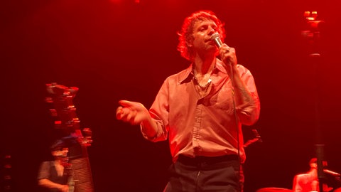 Das erste Konzert beim Stimmen-Festival in Lörrach gibt 2025 der österreichische Liedermacher Voodoo Jürgens