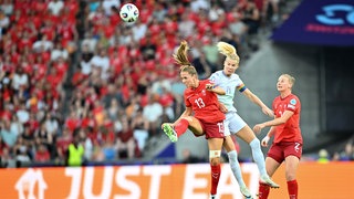 Die Schweizer Lia Wälti (l) gegen Norwegens Ada Hegerberg. Daneben steht Julia Stierli (Schweiz).