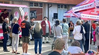 Ein Stadtführer bietet besondere Exkursionen in Villingen an, um Spenden zu sammeln.