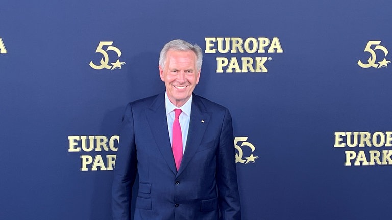 Bundespräsident a.D. Christian Wulff präsentiert sich zum Europa-Park-Geburtstag in bester Laune.
