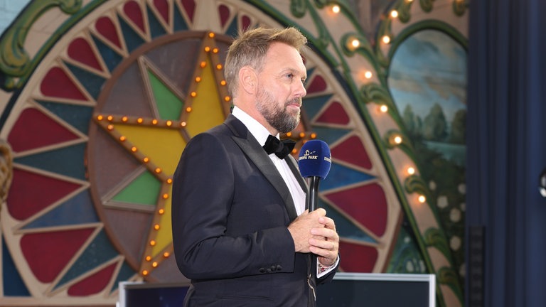 Steven Gätjen moderiert die Promi-Gala des Europa-Park in Rust.