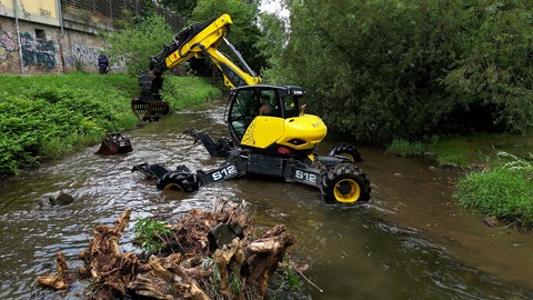 Bagger steht in der Dreisam
