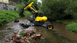 Bagger steht in der Dreisam