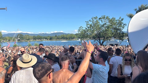 Festivalgäste feiern beim Sea You vor dem Tunisee