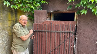"Fledermaus-Vater" Edmund Hensle vor der Wochenstube für Fledermäuse in Ettenheim.