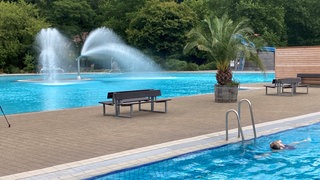 Kaum Badegäste in den Schwimmbecken des Freiburger strandbades, aber trotzdem Rekordzahl im Vergleich mit Juli 2024 registriert.