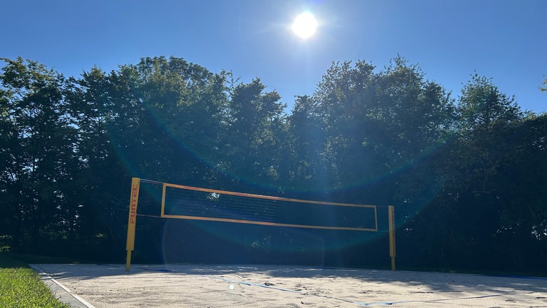 In der späten Nachmittagssonne ist auch eines der beiden Beachvolleyballfelder im Schatten.