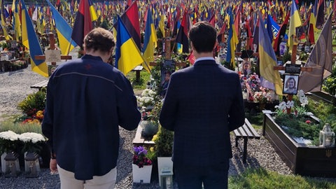 Freiburgs OB Martin Horn auf einem Soldatenfriedhof in Lwiw