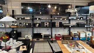 Verschiedene elektronische Geräte stehen in einem Freiburger Second-Hand-Markt zum Verkauf.
