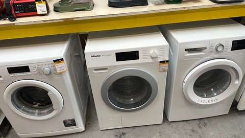 Drei Waschmaschinen stehen in einem Freiburger Second-Hand-Markt zum Verkauf.