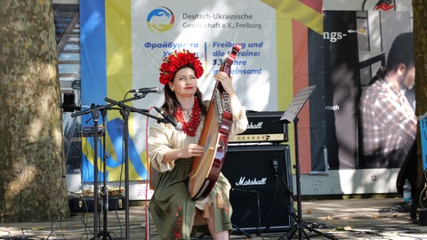 Zu Ehren des Unabhängigkeitstages: Eine Frau spielt auf einer Bandura, es ist eines der bekanntesten ukrainischen Volksinstrumente und gilt als Symbol der ukrainischen Kultur und Identität.
