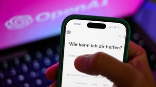 Der KI-Chatbot ChatGPT von OpenAI ist auf einem Smartphone-Display zu sehen.