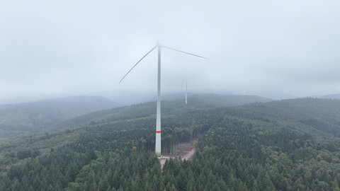 Im Vordergrund das neue Windrad der Ettenheimer Bürgerenergie-Genossenschaft im Schwarzwald. Dahinter ein zweites Windrad aus dem Windpark Schnürbuck.