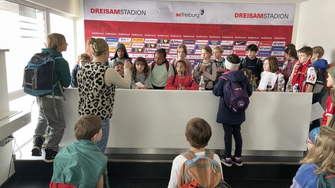 Die Viertklässler der Weiherhof-Grundschule durften einmal Probesitzen im Presseraum der SC Freiburg Frauen im Dreisamstadion.