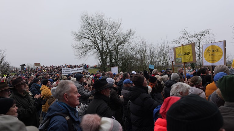 Etwa 2000 Menschen demonstrieren gegen geplanten Polder bei Whyl und Weisweil
