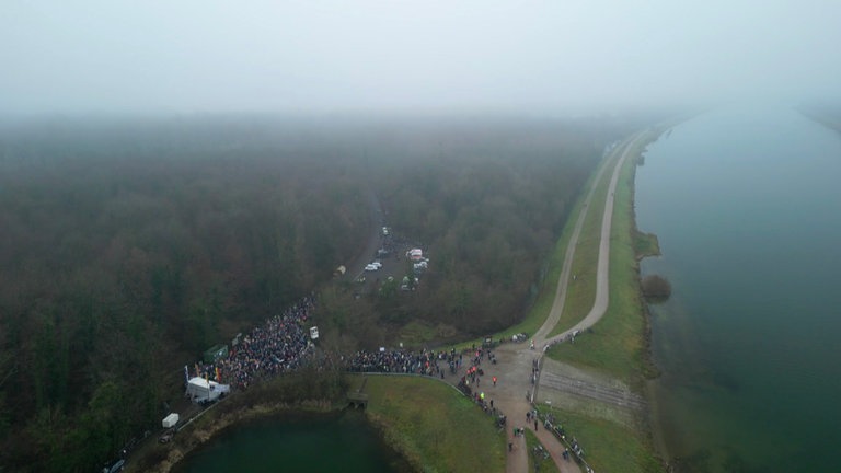 Am Rhein bei Wyhl demonstrieren etwa 2.000 Menschen gegen die Zerstörung des Rheinwaldes.